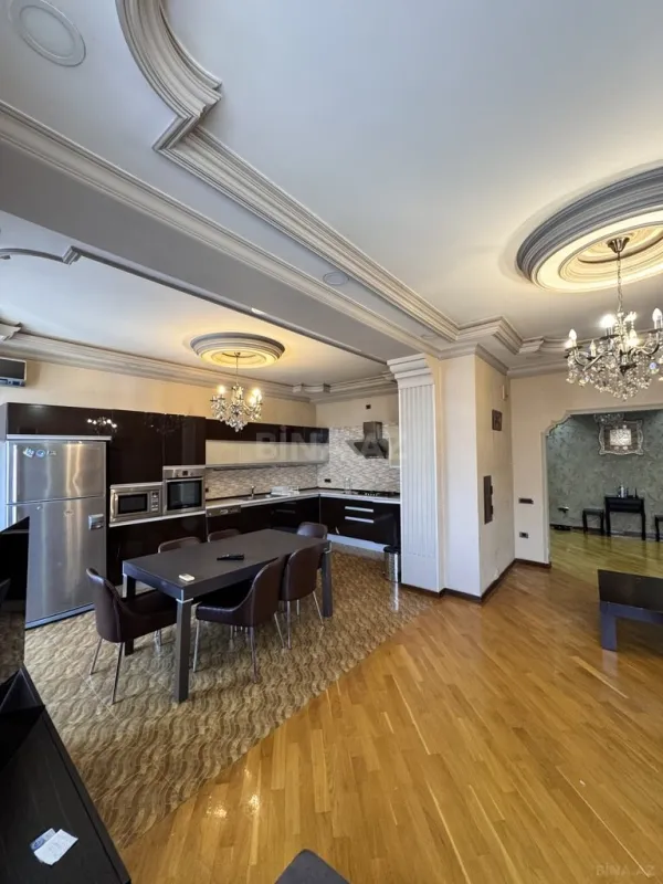 Satılır 4 otaqlı mənzil 250 m²