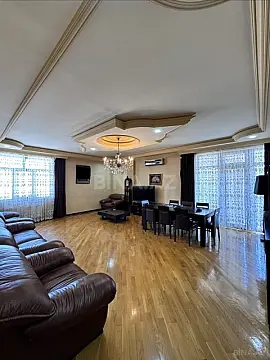Satılır 4 otaqlı mənzil 250 m²