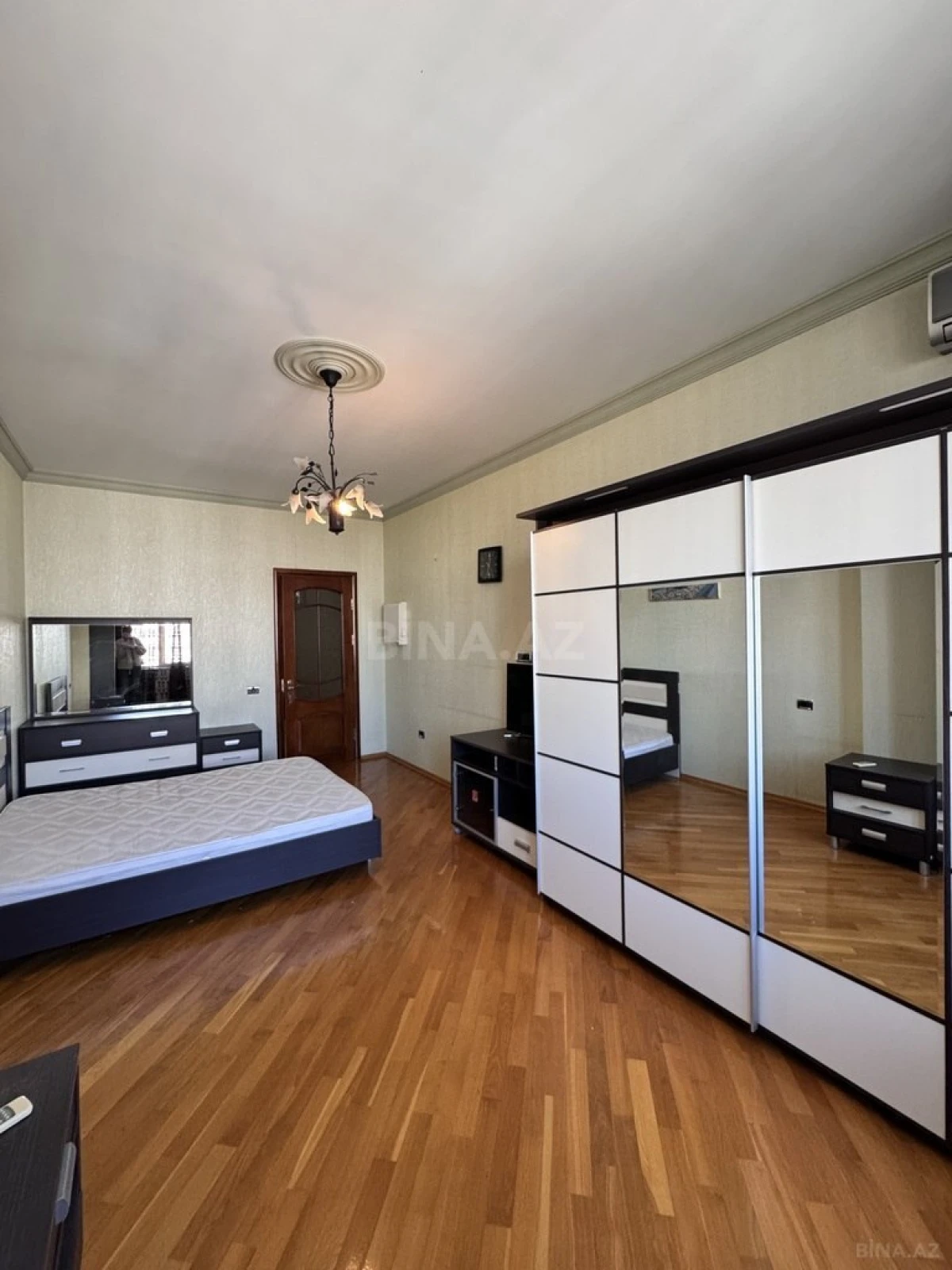 Satılır 4 otaqlı mənzil 250 m²