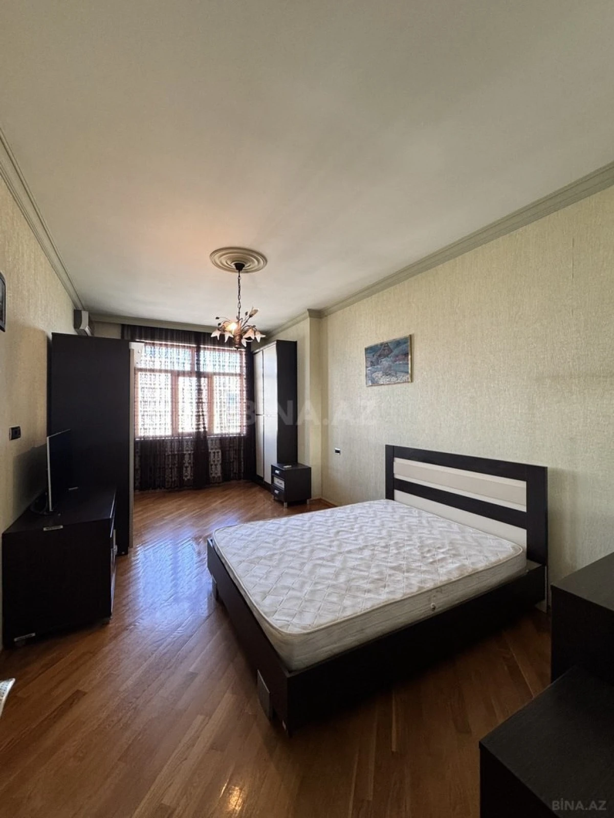 Satılır 4 otaqlı mənzil 250 m²