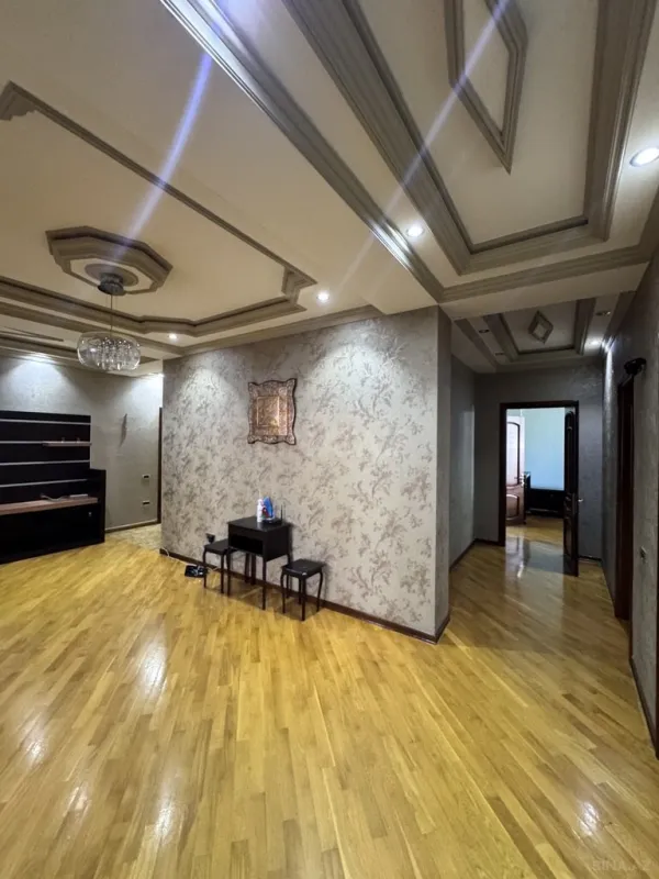 Satılır 4 otaqlı mənzil 250 m²