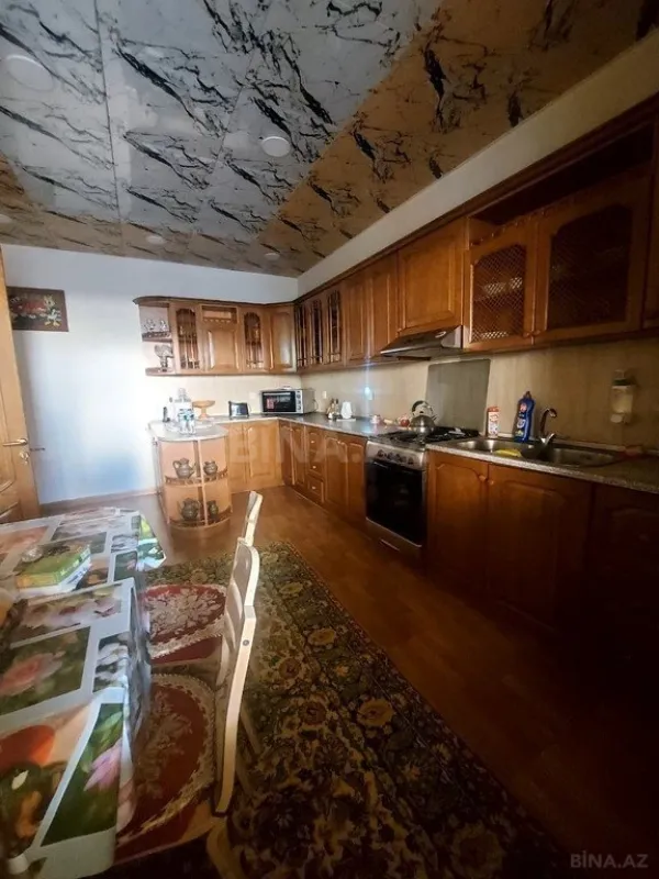 Satılır 8 otaqlı həyət evi 350 m²