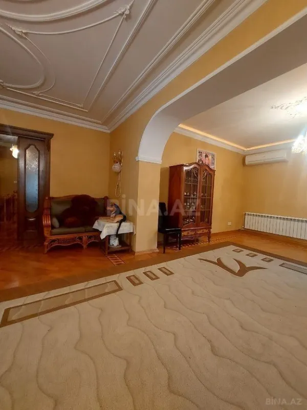 Satılır 8 otaqlı həyət evi 350 m²