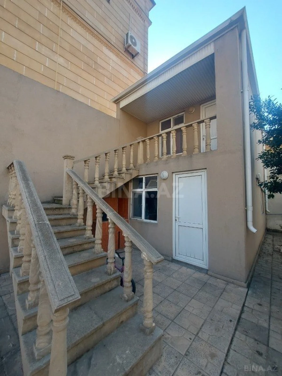 Satılır 8 otaqlı həyət evi 350 m²