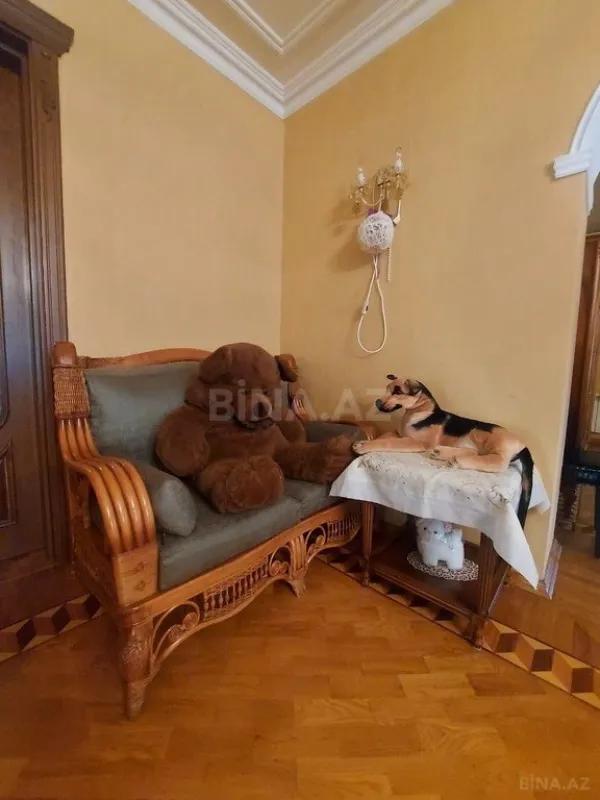 Satılır 8 otaqlı həyət evi 350 m²