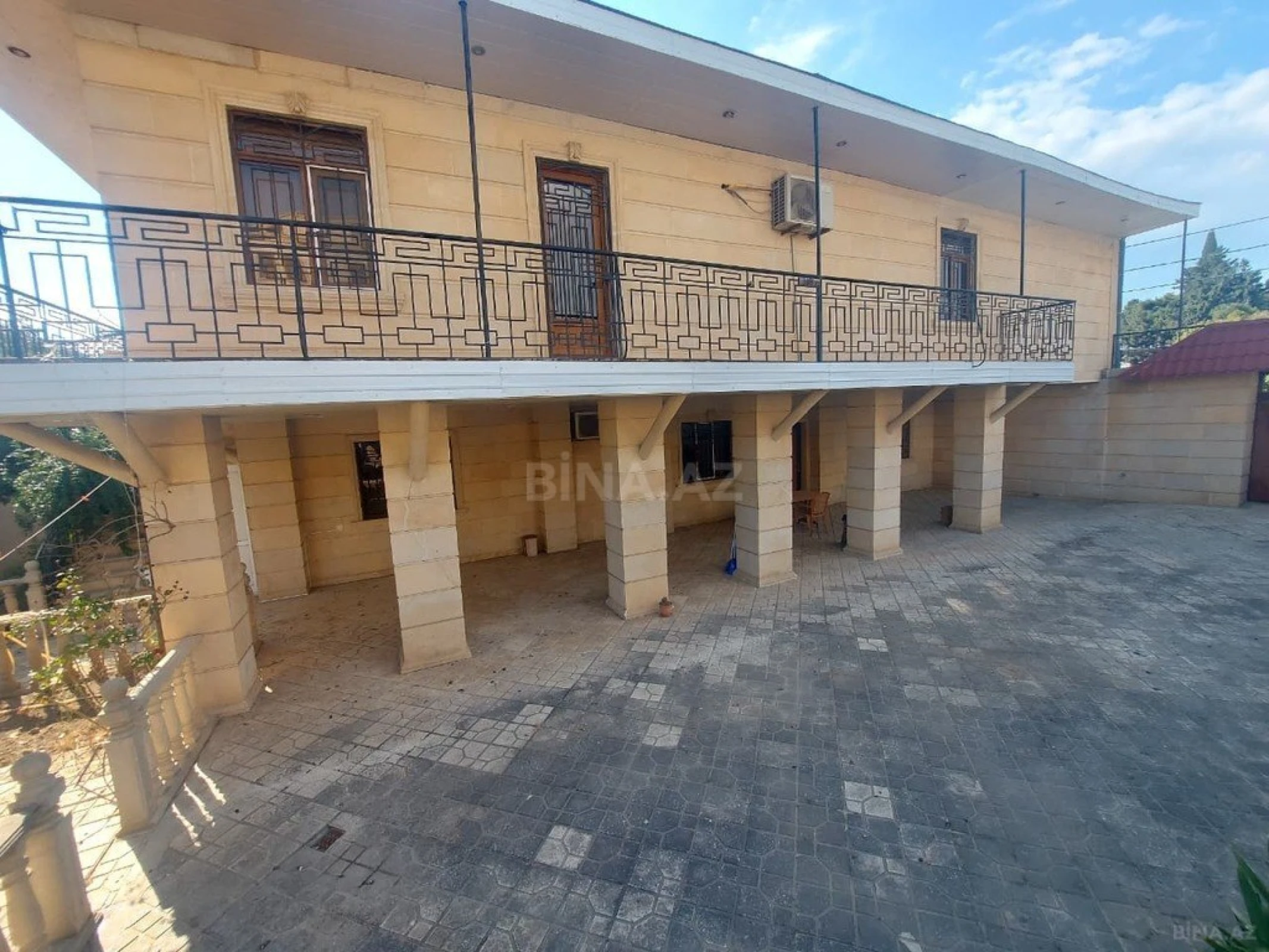 Satılır 8 otaqlı həyət evi 350 m²