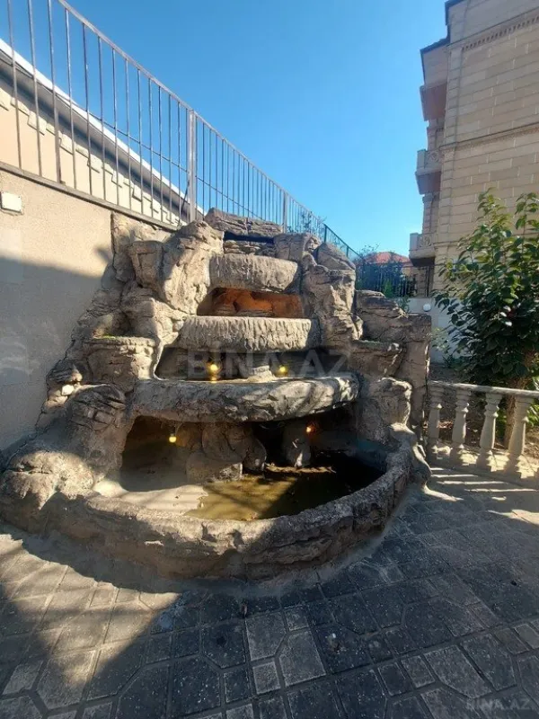 Satılır 8 otaqlı həyət evi 350 m²