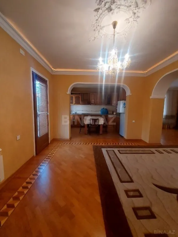 Satılır 8 otaqlı həyət evi 350 m²