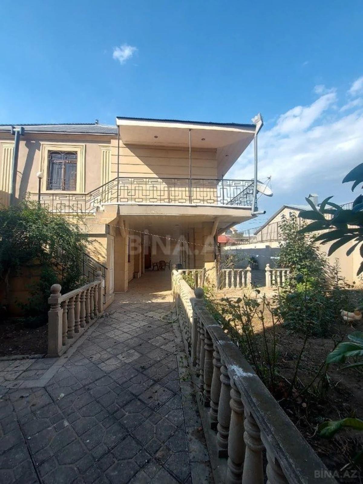 Satılır 8 otaqlı həyət evi 350 m²