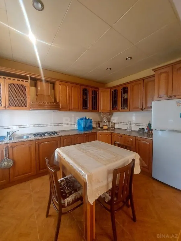 Satılır 8 otaqlı həyət evi 350 m²