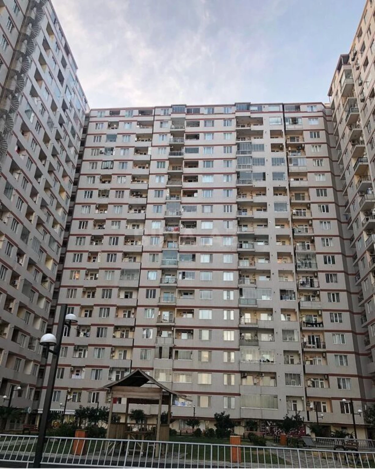 Satılır 3 otaqlı mənzil 136 m²