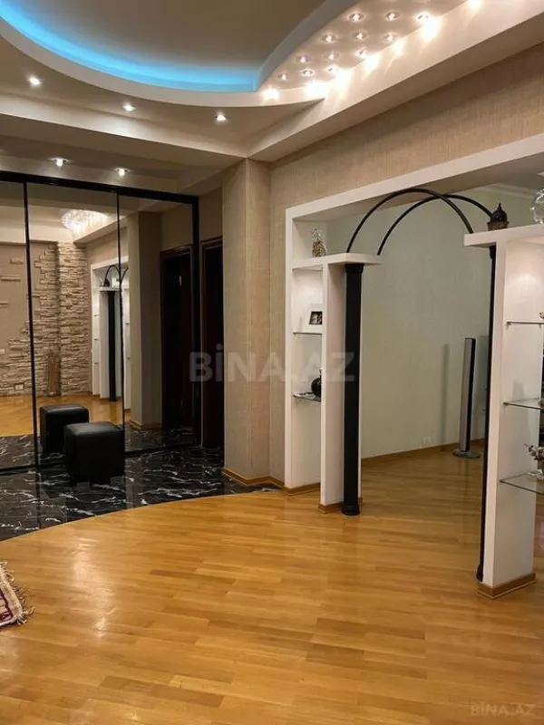 Satılır 3 otaqlı mənzil 165 m²