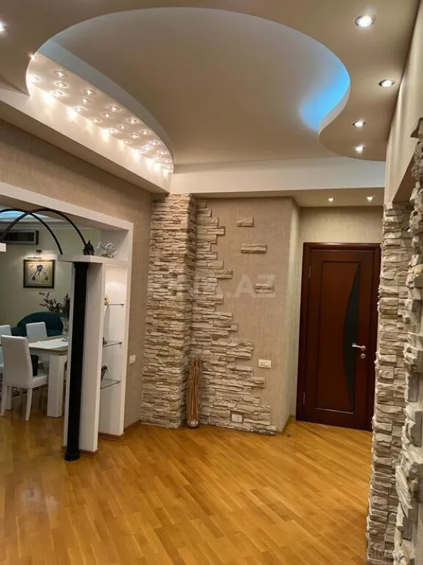 Satılır 3 otaqlı mənzil 165 m²