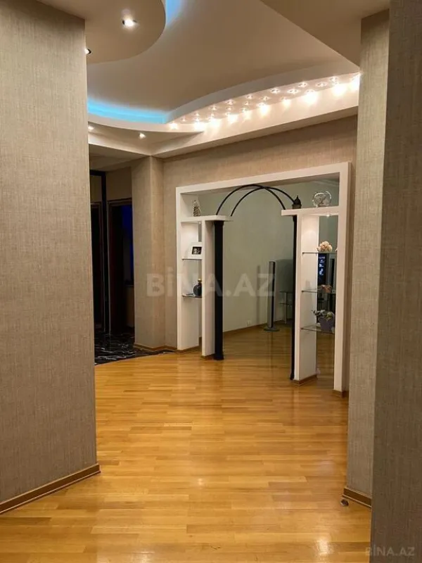 Satılır 3 otaqlı mənzil 165 m²