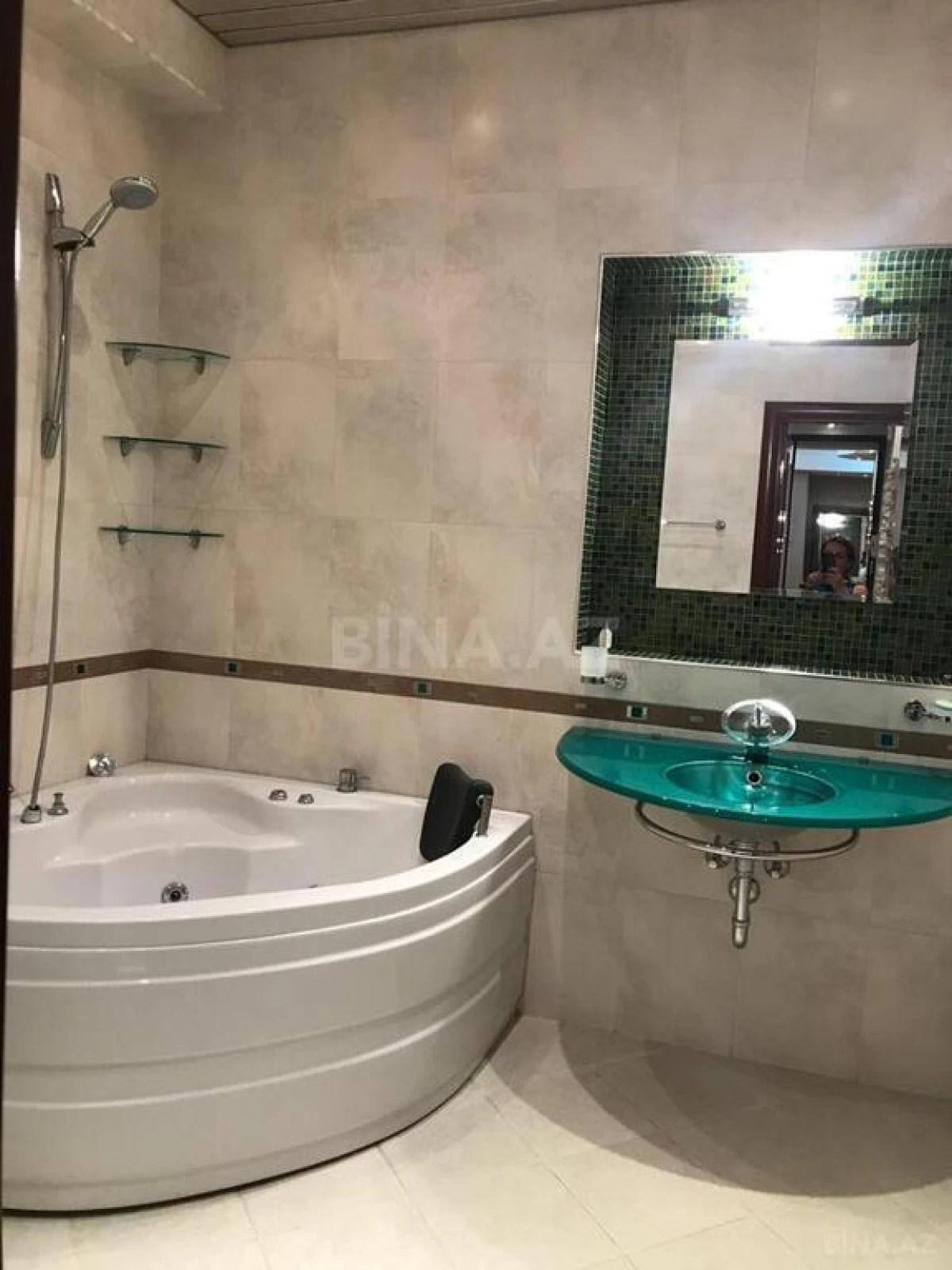 Satılır 3 otaqlı mənzil 165 m²