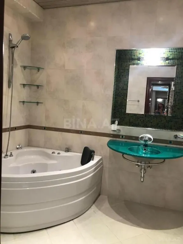 Satılır 3 otaqlı mənzil 165 m²