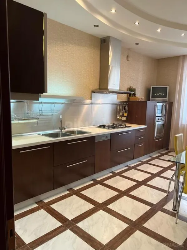 Satılır 3 otaqlı mənzil 165 m²