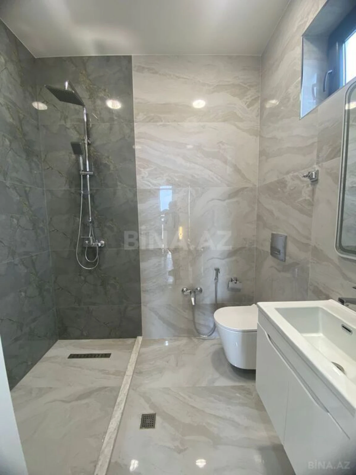 Satılır 4 otaqlı həyət evi 300 m²