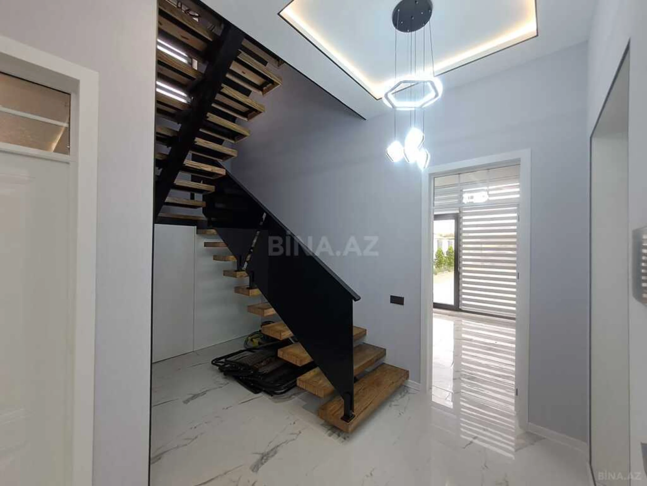 Satılır 5 otaqlı həyət evi 200 m²