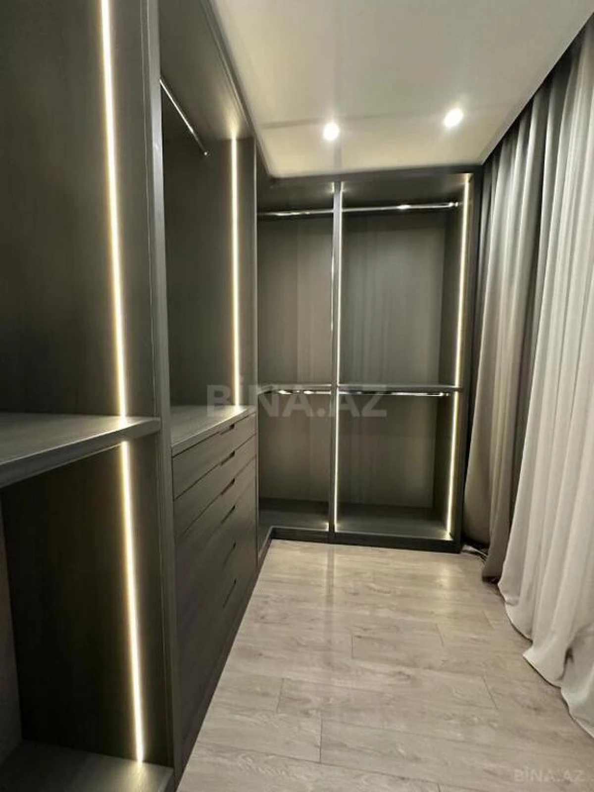 Satılır 4 otaqlı mənzil 220 m²
