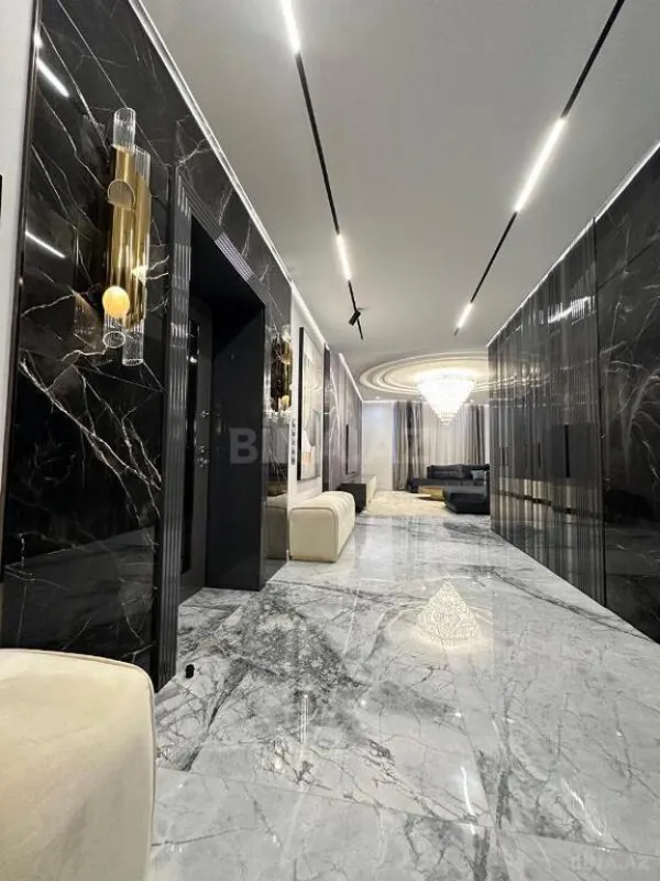 Satılır 4 otaqlı mənzil 220 m²