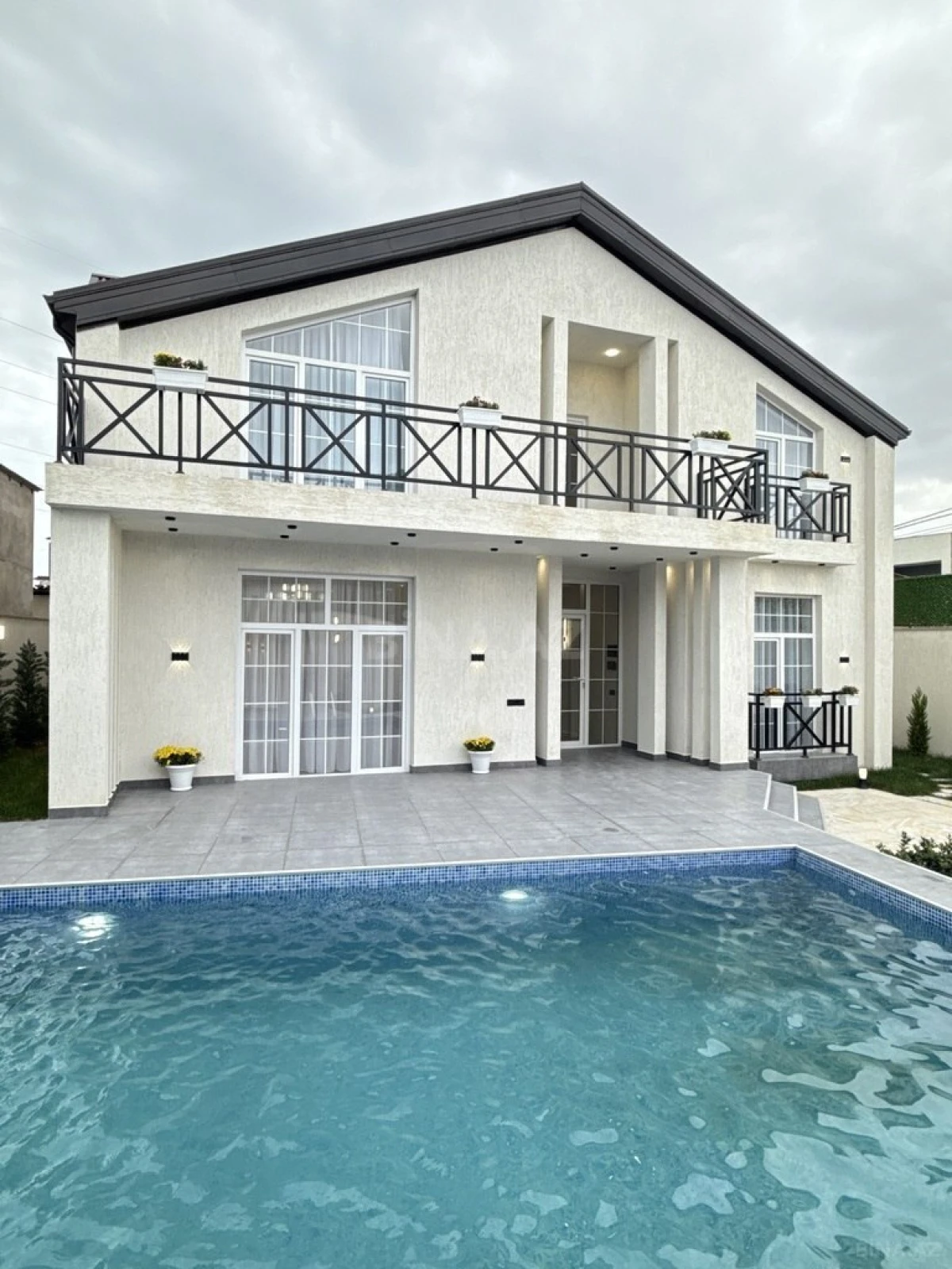 Satılır 6 otaqlı həyət evi 285 m²