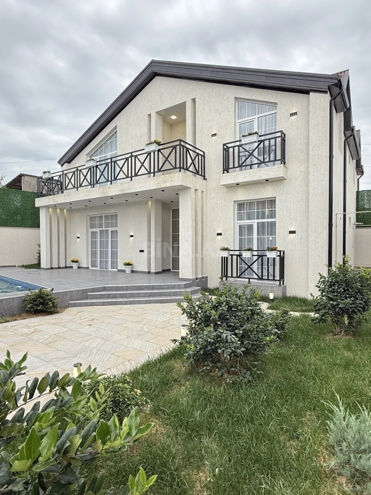Satılır 6 otaqlı həyət evi 285 m²