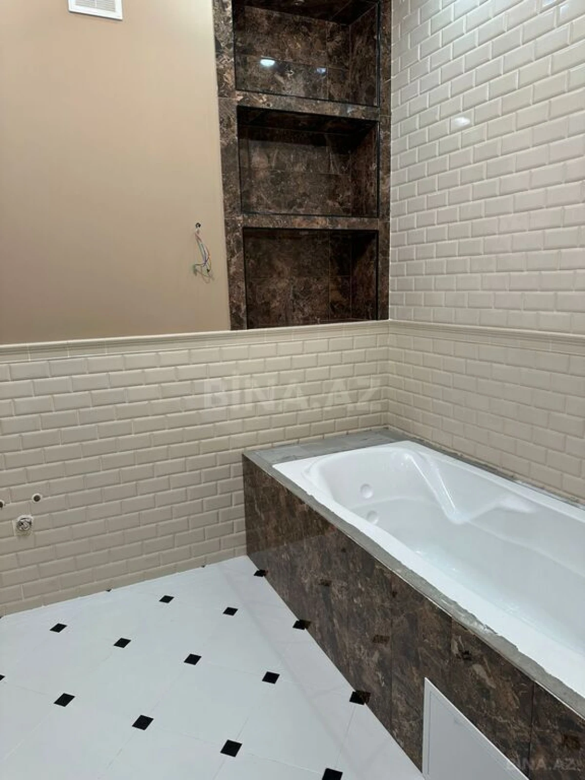 Satılır 4 otaqlı mənzil 182 m²