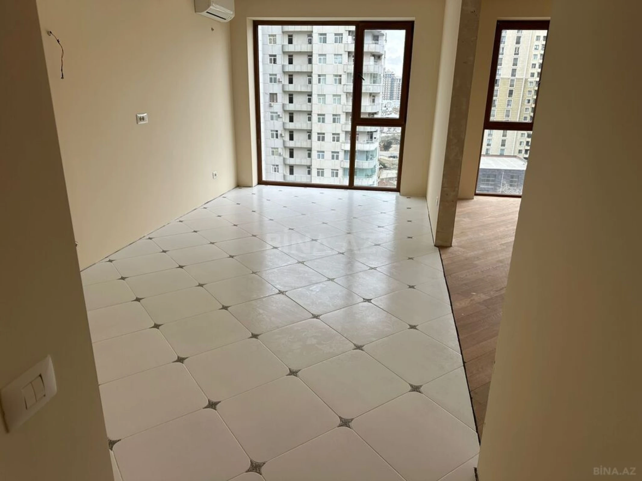 Satılır 4 otaqlı mənzil 182 m²
