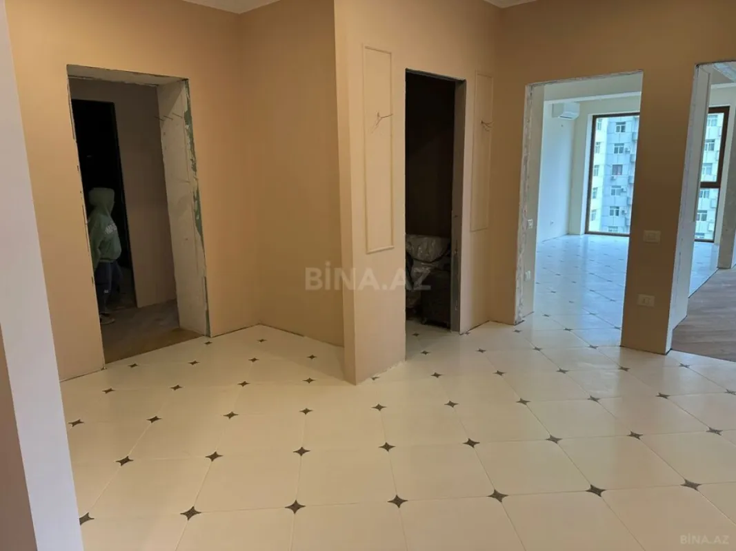 Satılır 4 otaqlı mənzil 182 m²