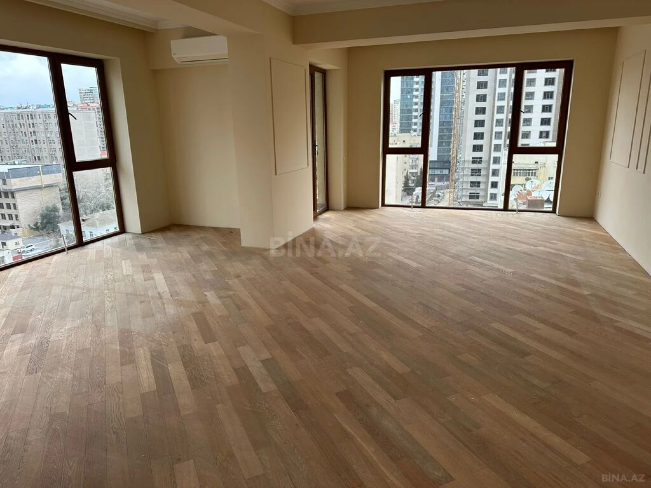 Satılır 4 otaqlı mənzil 182 m²