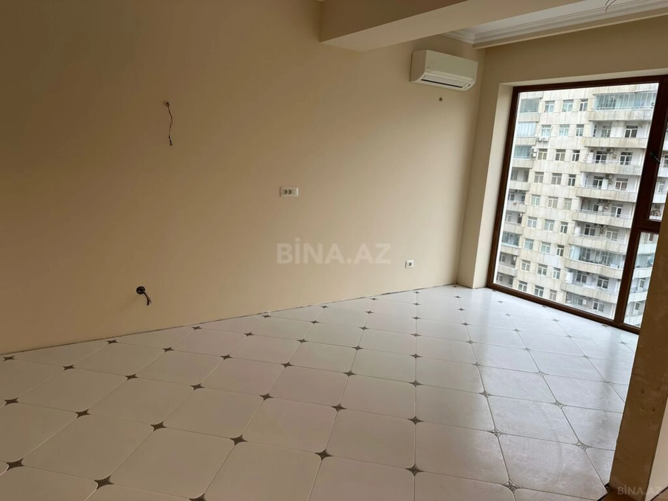 Satılır 4 otaqlı mənzil 182 m²