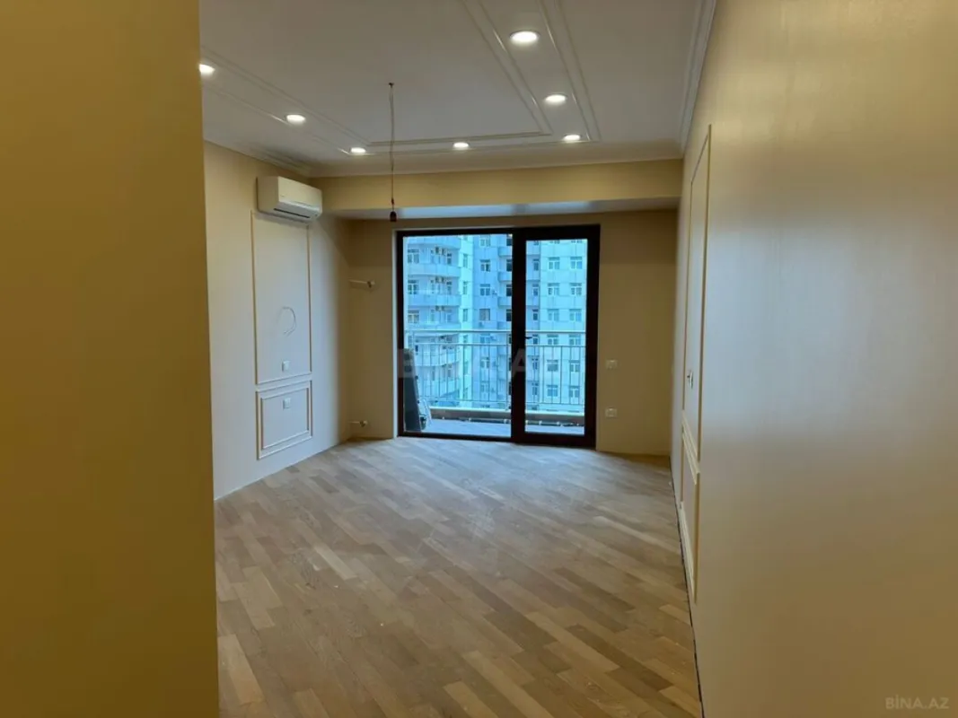 Satılır 4 otaqlı mənzil 182 m²