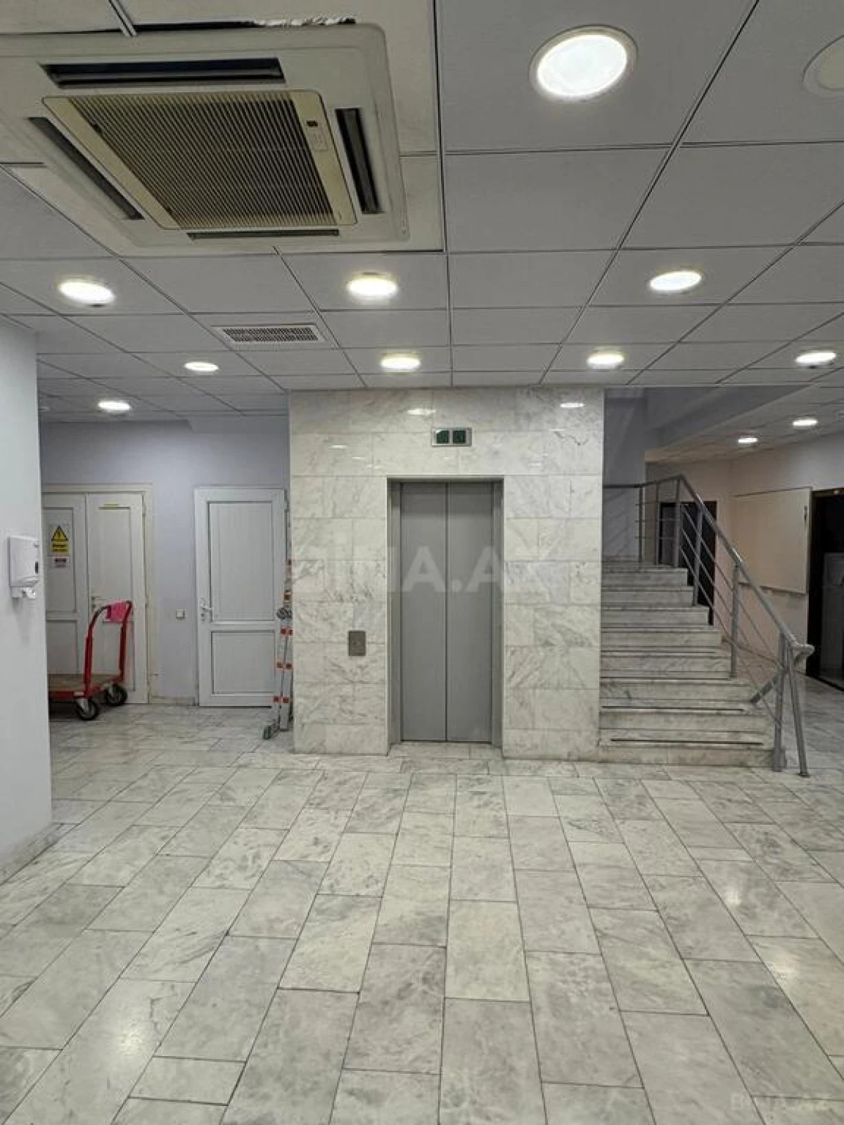 Kirayə verilir 20 otaqlı ofis 1000 m²