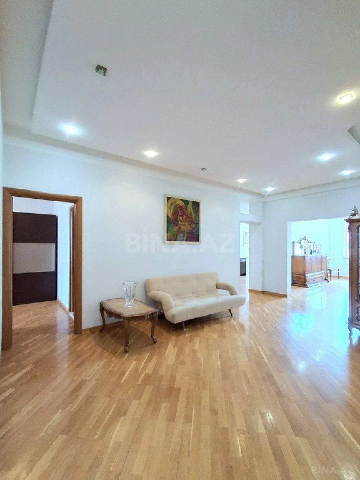 Satılır 4 otaqlı mənzil 186 m²
