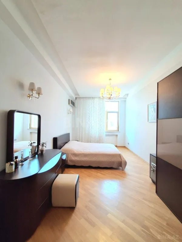 Satılır 4 otaqlı mənzil 186 m²