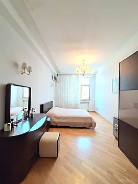 Satılır 4 otaqlı mənzil 186 m²