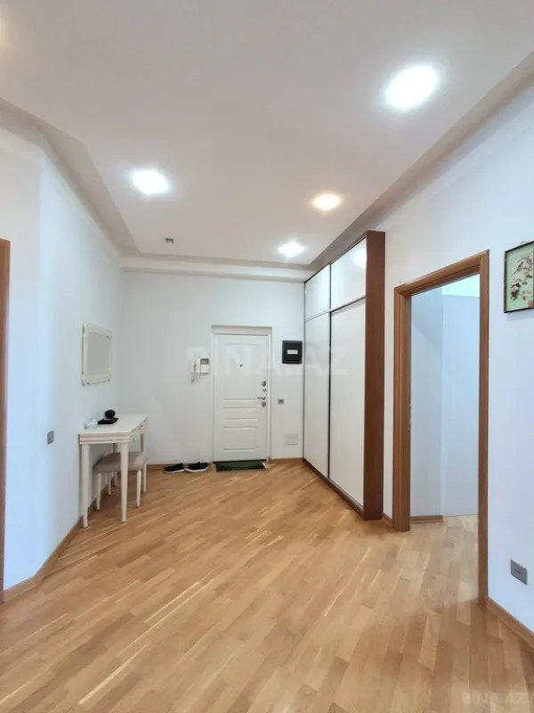 Satılır 4 otaqlı mənzil 186 m²