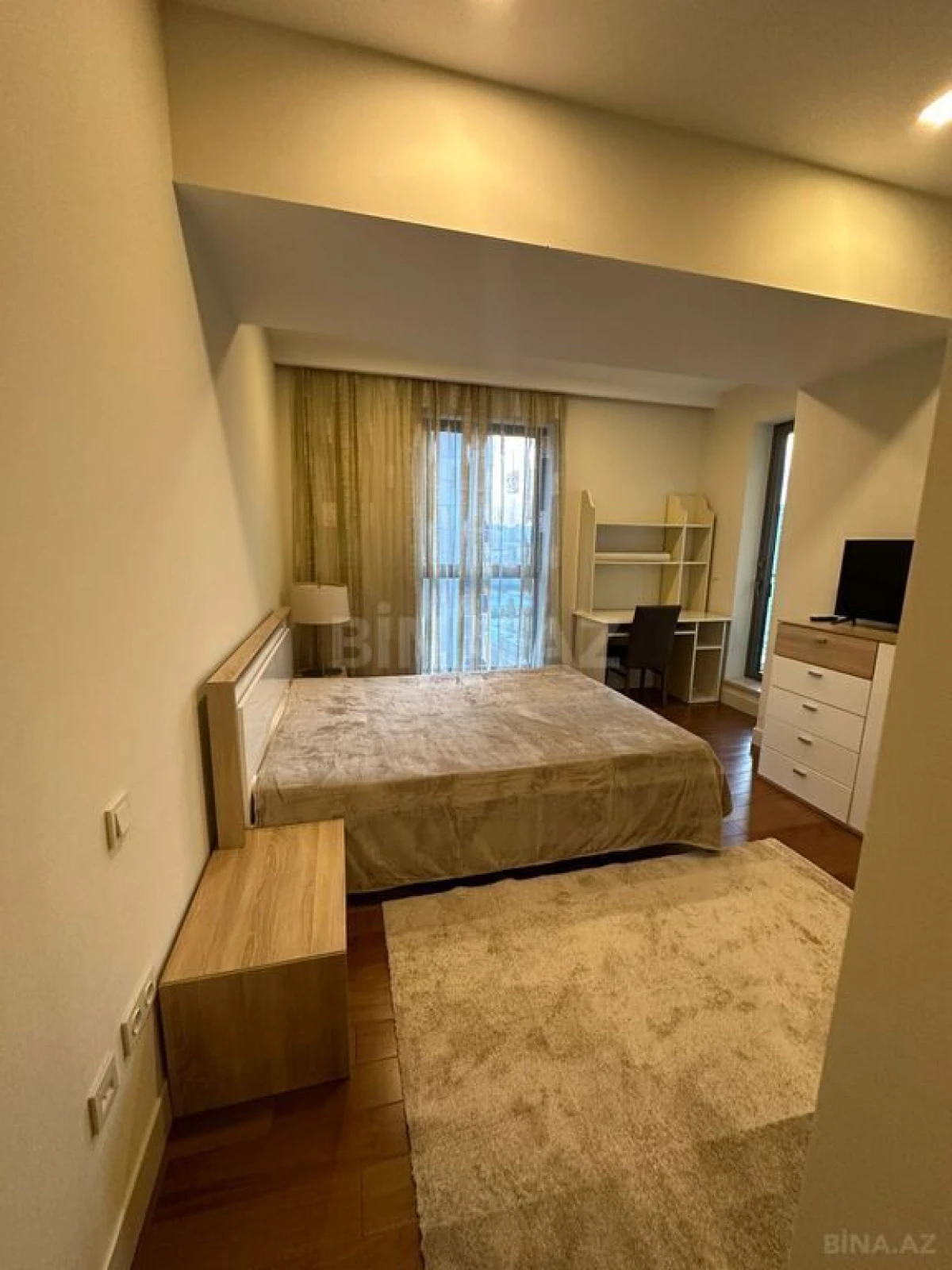 Kirayə verilir 4 otaqlı mənzil 196 m²