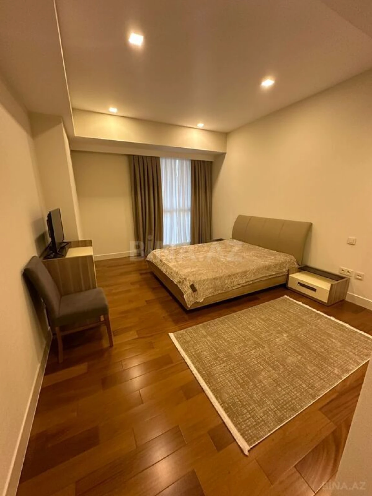Kirayə verilir 4 otaqlı mənzil 196 m²