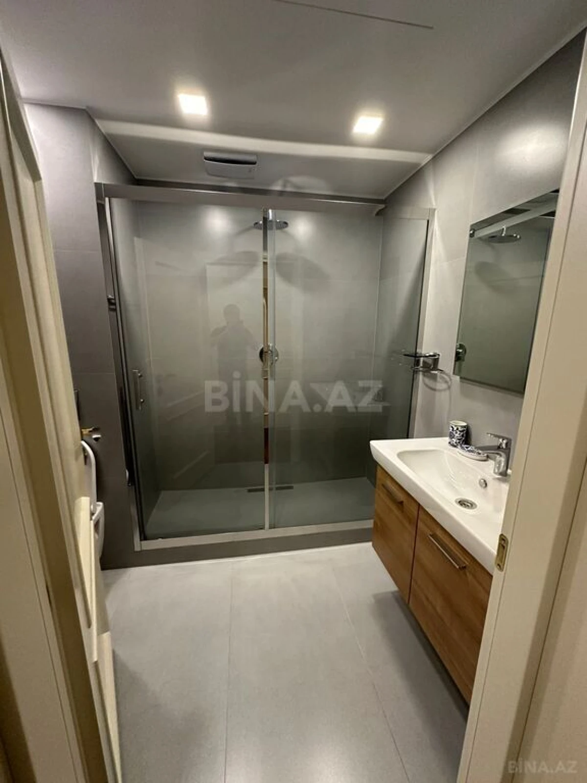 Kirayə verilir 4 otaqlı mənzil 196 m²