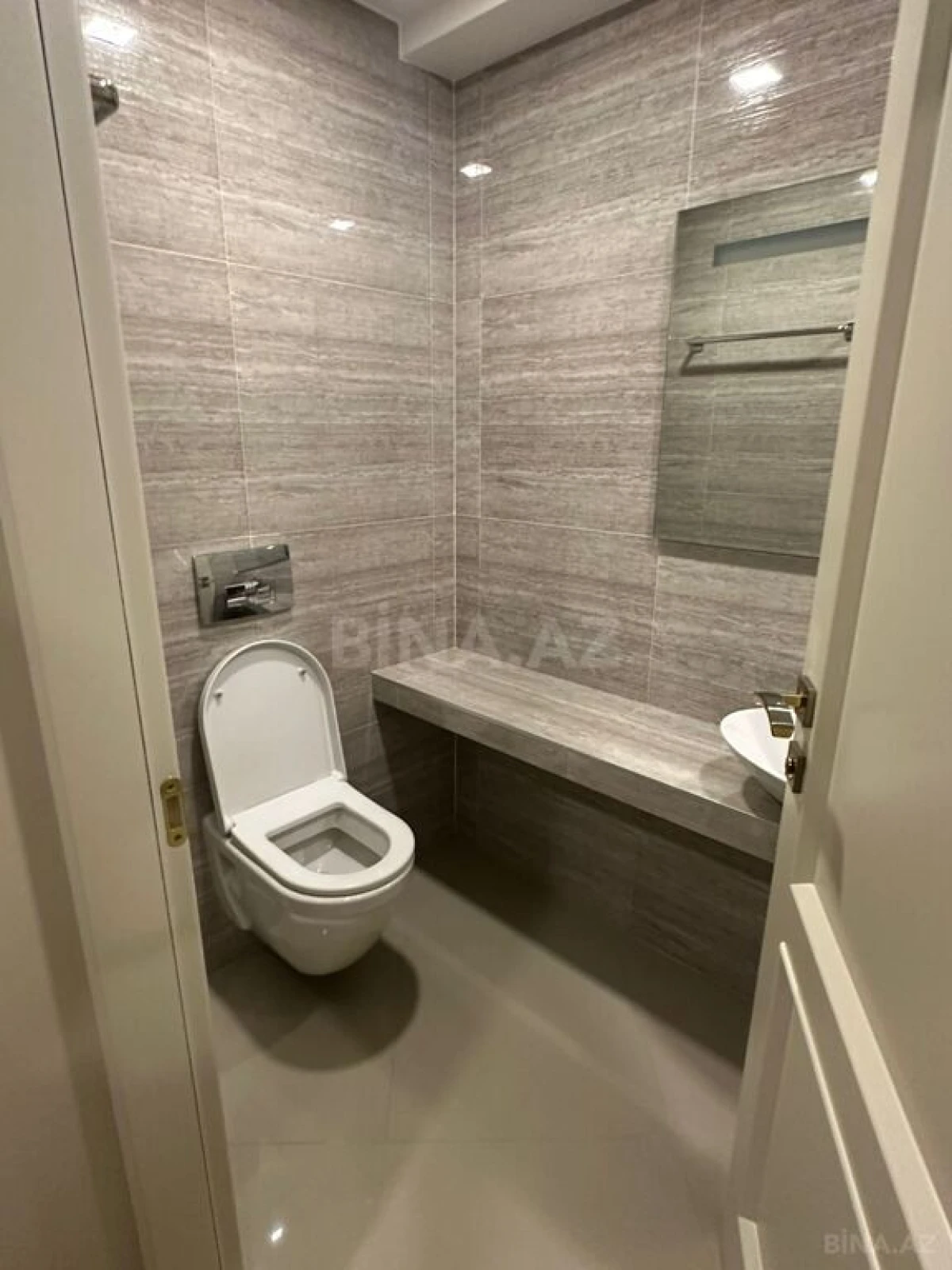 Kirayə verilir 4 otaqlı mənzil 196 m²