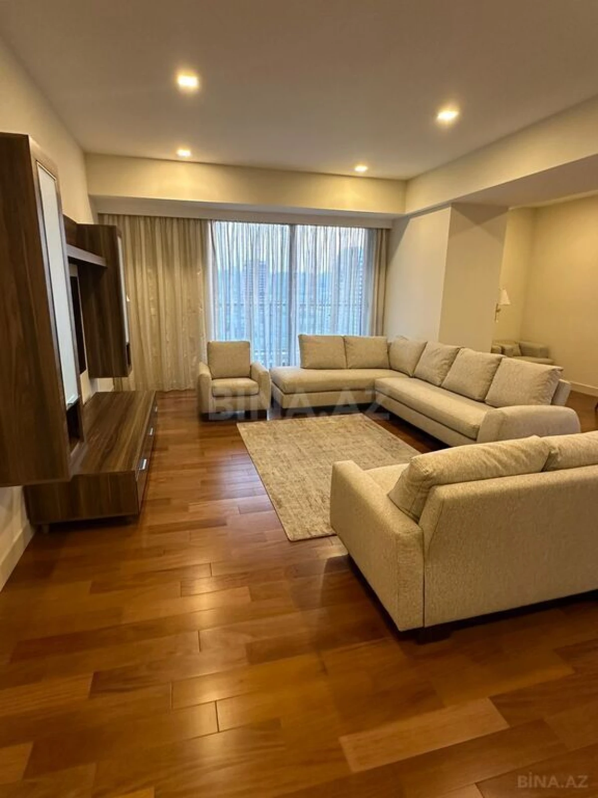 Kirayə verilir 4 otaqlı mənzil 196 m²