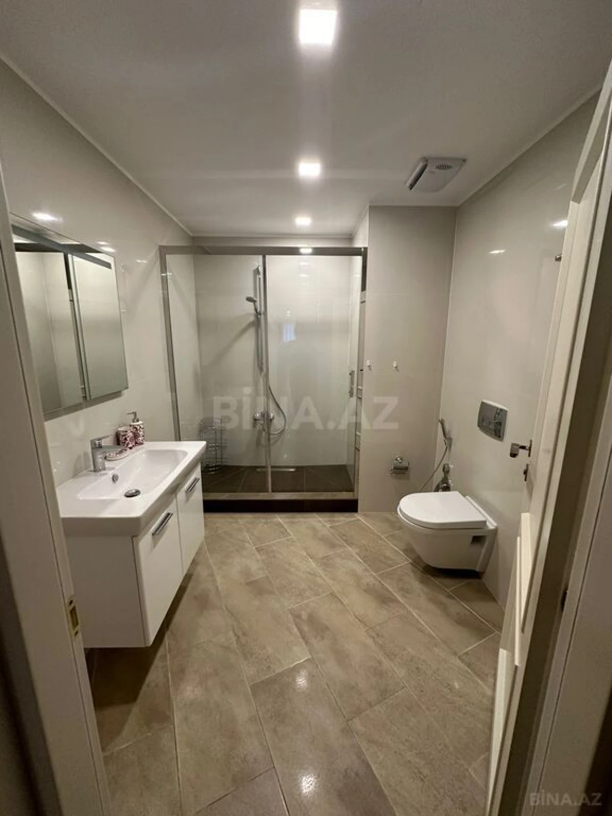 Kirayə verilir 4 otaqlı mənzil 196 m²