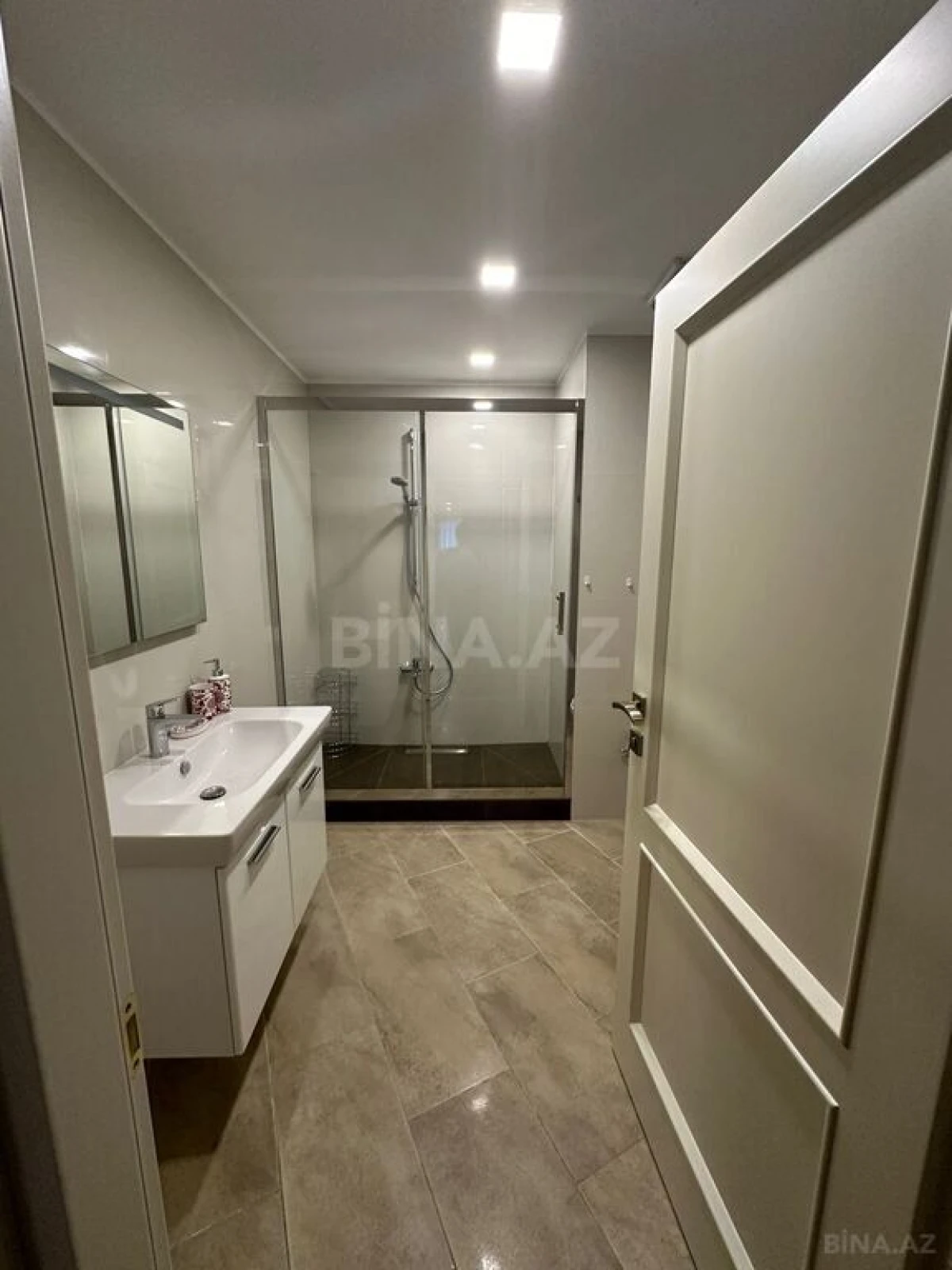 Kirayə verilir 4 otaqlı mənzil 196 m²