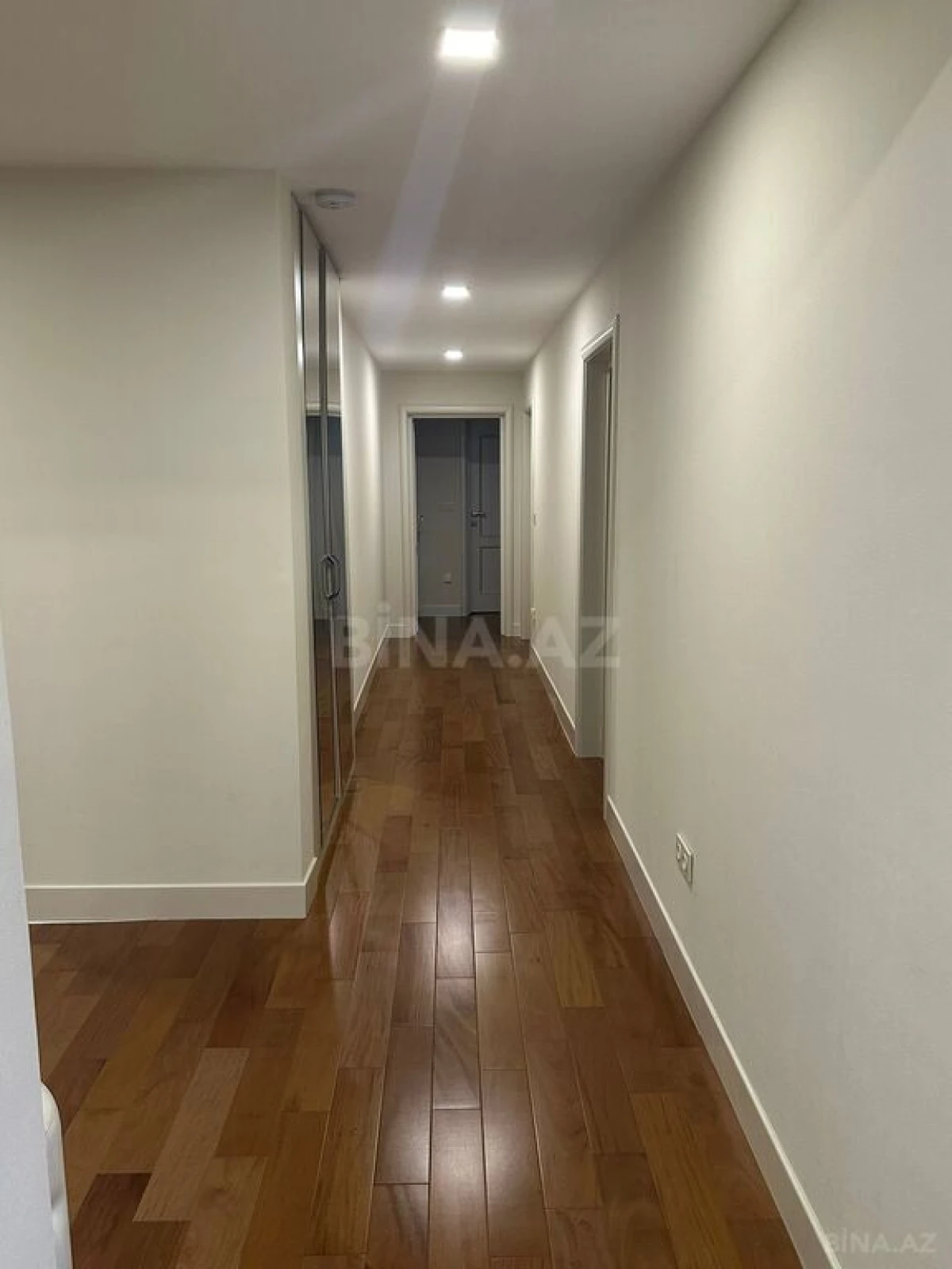 Kirayə verilir 4 otaqlı mənzil 196 m²