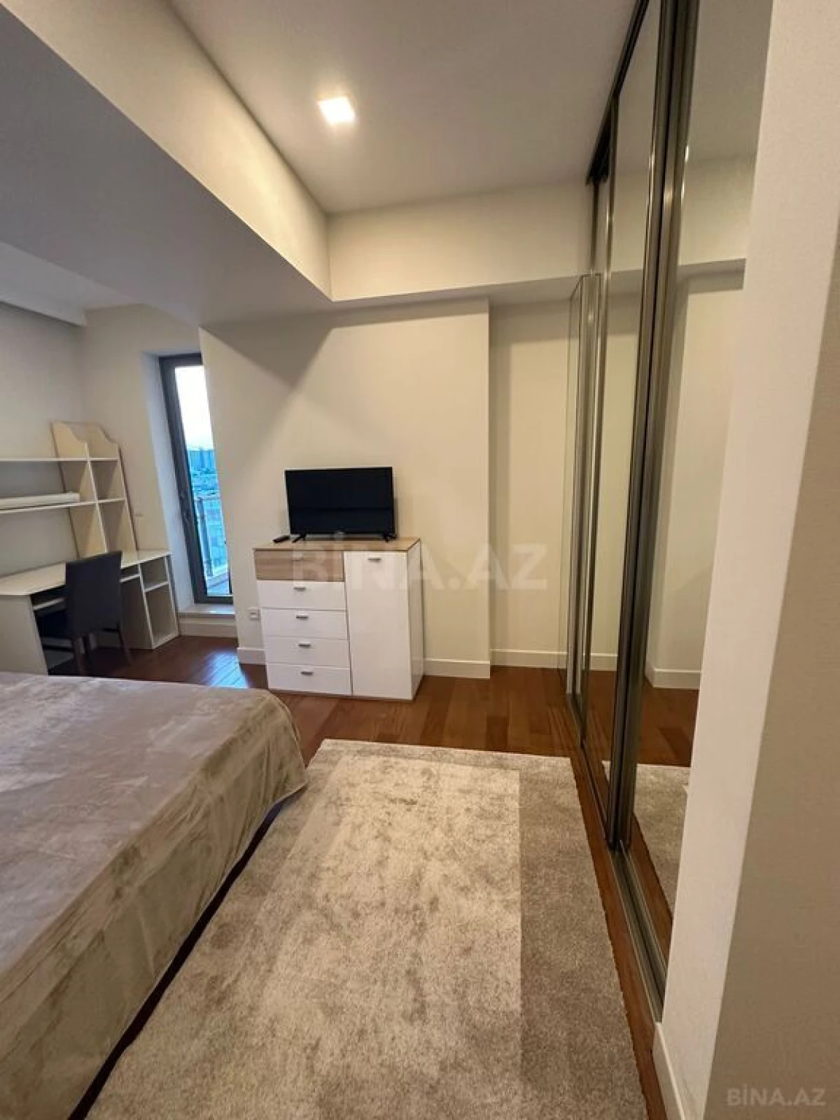 Kirayə verilir 4 otaqlı mənzil 196 m²