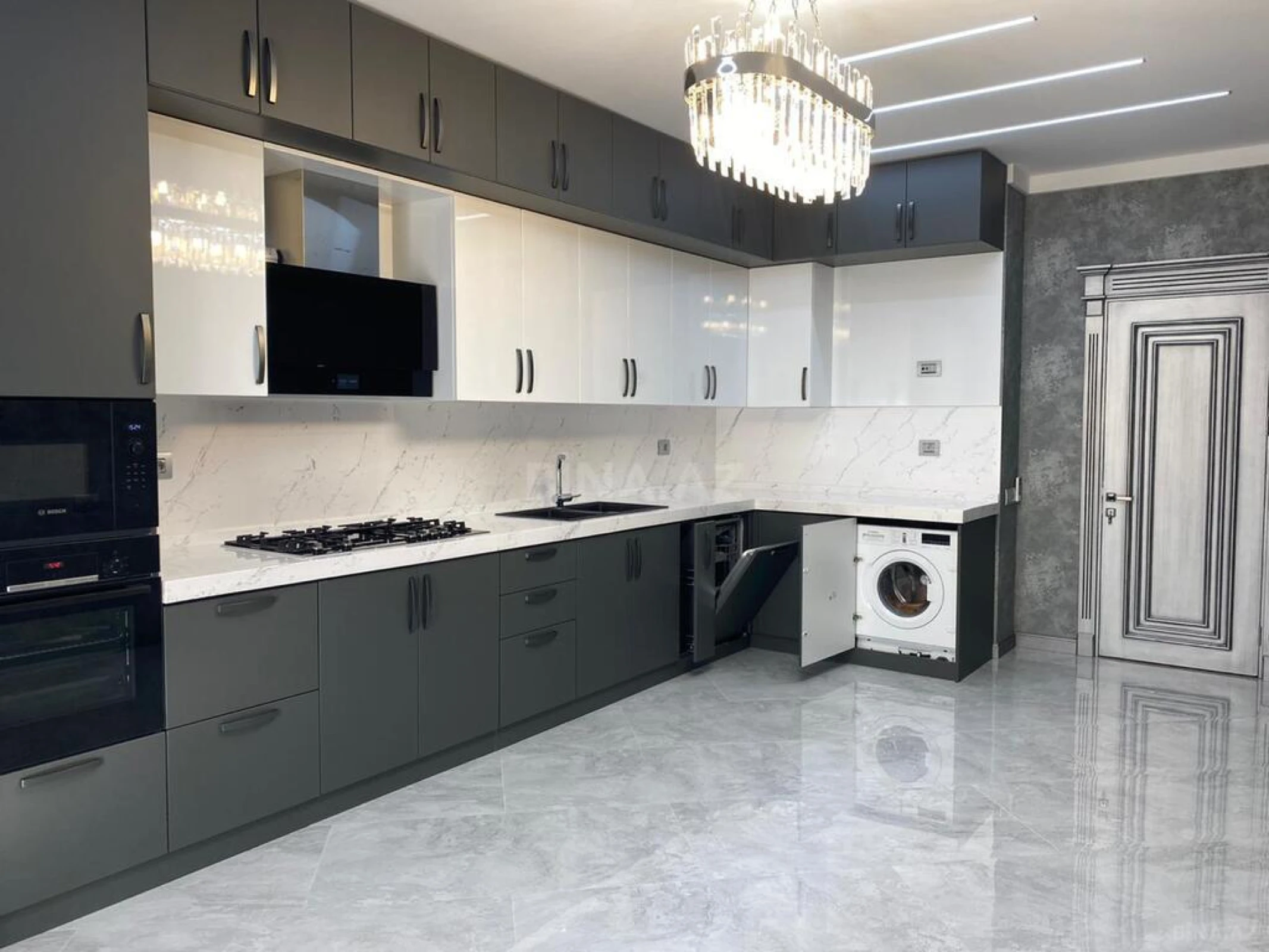 Satılır 5 otaqlı mənzil 217 m²