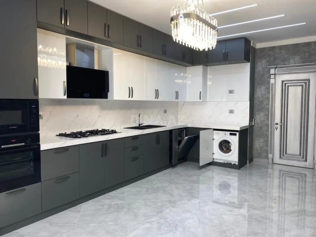 Satılır 5 otaqlı mənzil 217 m²