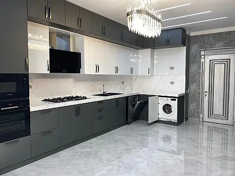 Satılır 5 otaqlı mənzil 217 m²